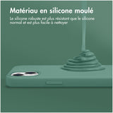 Accezz Liquid Silicone Backcover met MagSafe iPhone 15 Donkergroen