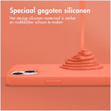 Accezz Liquid Silicone Backcover iPhone 15 Oranje