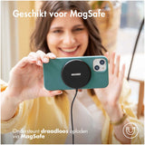 Accezz Liquid Silicone Backcover met MagSafe iPhone 15 Donkergroen
