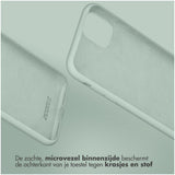 Accezz Liquid Silicone Backcover iPhone 15 Lichtblauw