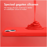 Accezz Liquid Silicone Backcover iPhone 15 Pro Rood