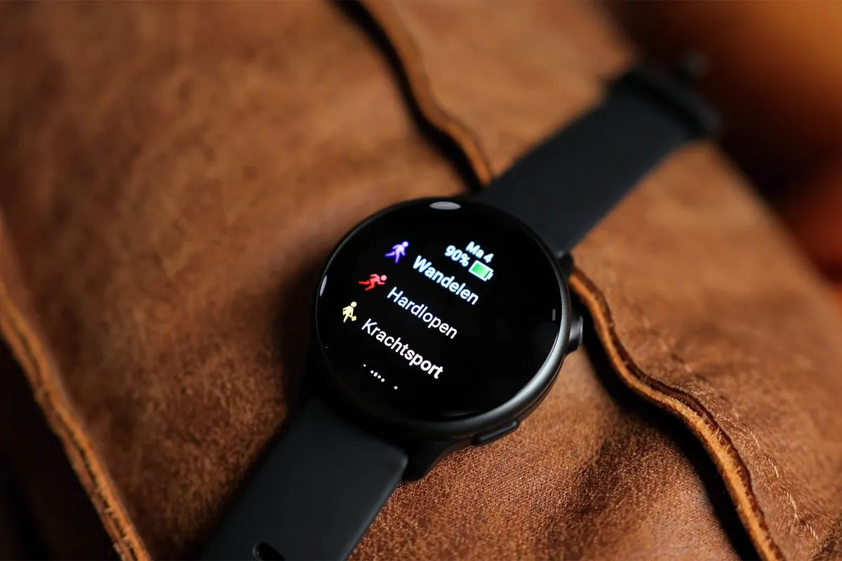 Close-up van de Garmin Vivoactive 6 smartwatch met op het scherm apps voor wandelen, hardlopen en krachtsport