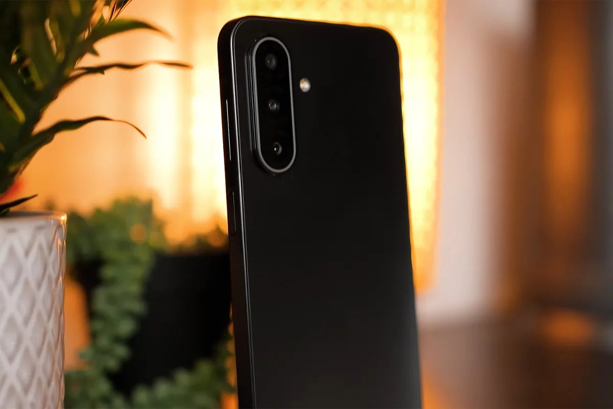 Close-up van de achterkant van een zwarte Samsung Galaxy A17, waarbij de focus ligt op de verticale cameramodule met drie lenzen en een LED-flitser