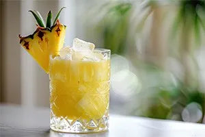 Mobiel: Tropische cocktail met gecrushed ijs