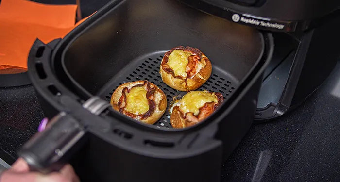 Het maken van paasrecepten in de airfryer