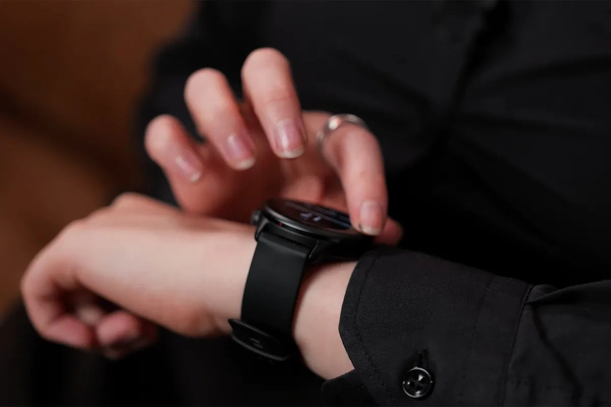 Garmin Vivoactive 6 om de pols van een persoon die met vingers het touchscreen bedient