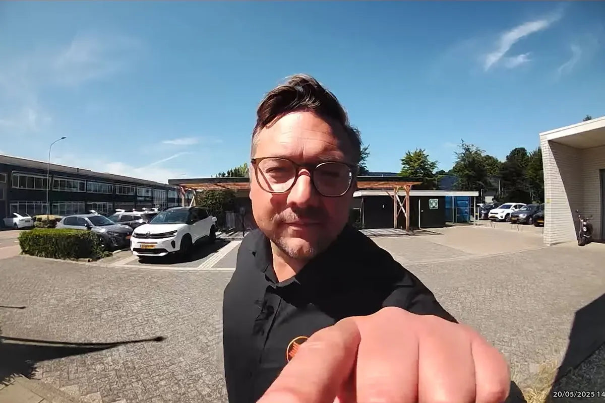 Stil beeld van de opnames waarop een man de deurbel indrukt