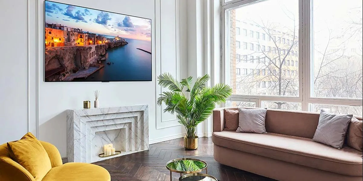 Tv in zonnige woonkamer