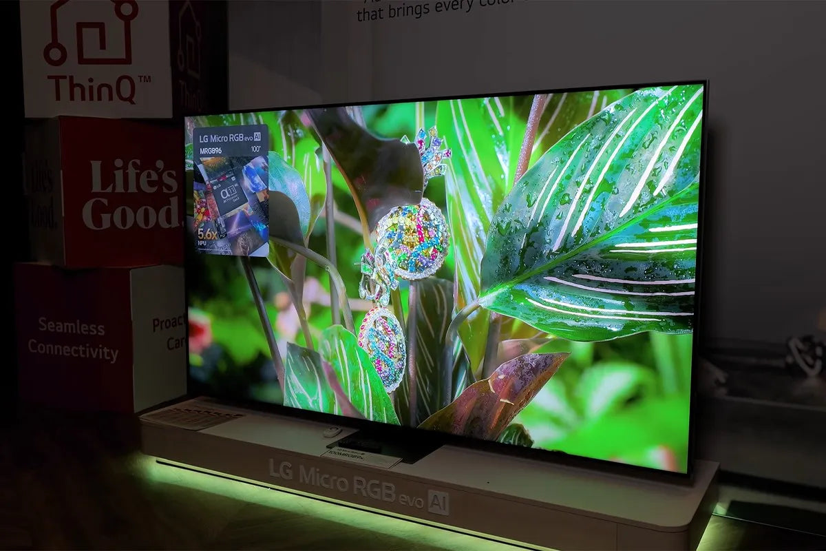 LG MRGB96B in een donkere showroom. Op het beeld is een close-up te zien van bladeren met kleurrijke kristallen.