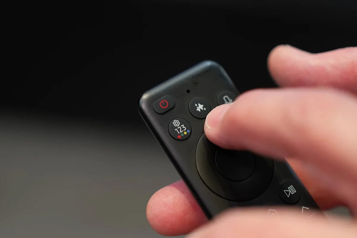 Close-up van de toetsen op de afstandbediening van Samsung. Duidelijk zichtbaar is de Galaxy-AI knop die wordt aangewezen om er extra nadruk op te leggen.