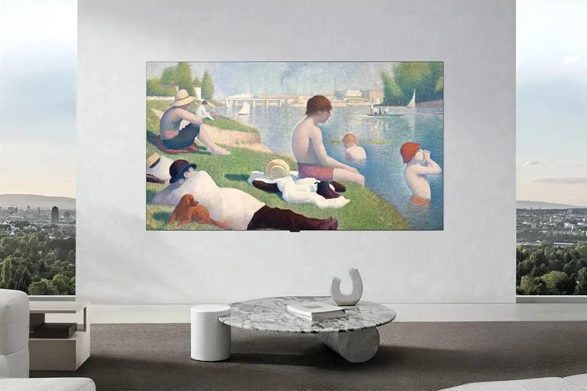 LG OLED W6 in een moderne woonkamer waarbij de Zero Connect Box linksonder in een kastje te zien is.