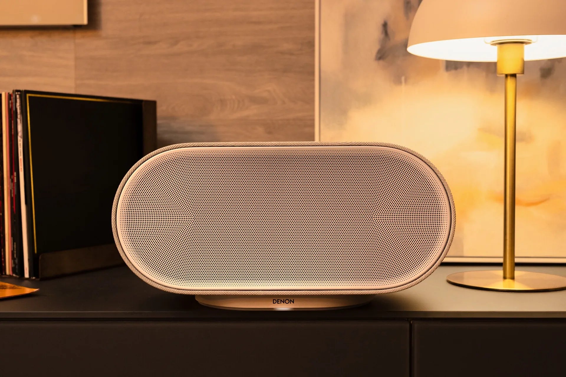 Denon Home 600 draadloze speaker in een licht interieur