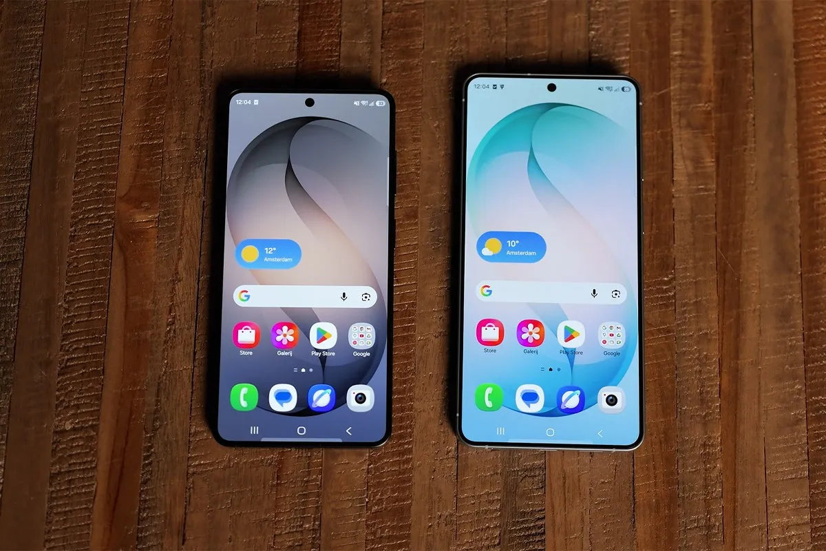 Samsung Galaxy S26 en S26 Plus naast elkaar gelegen op een houten tafel.
