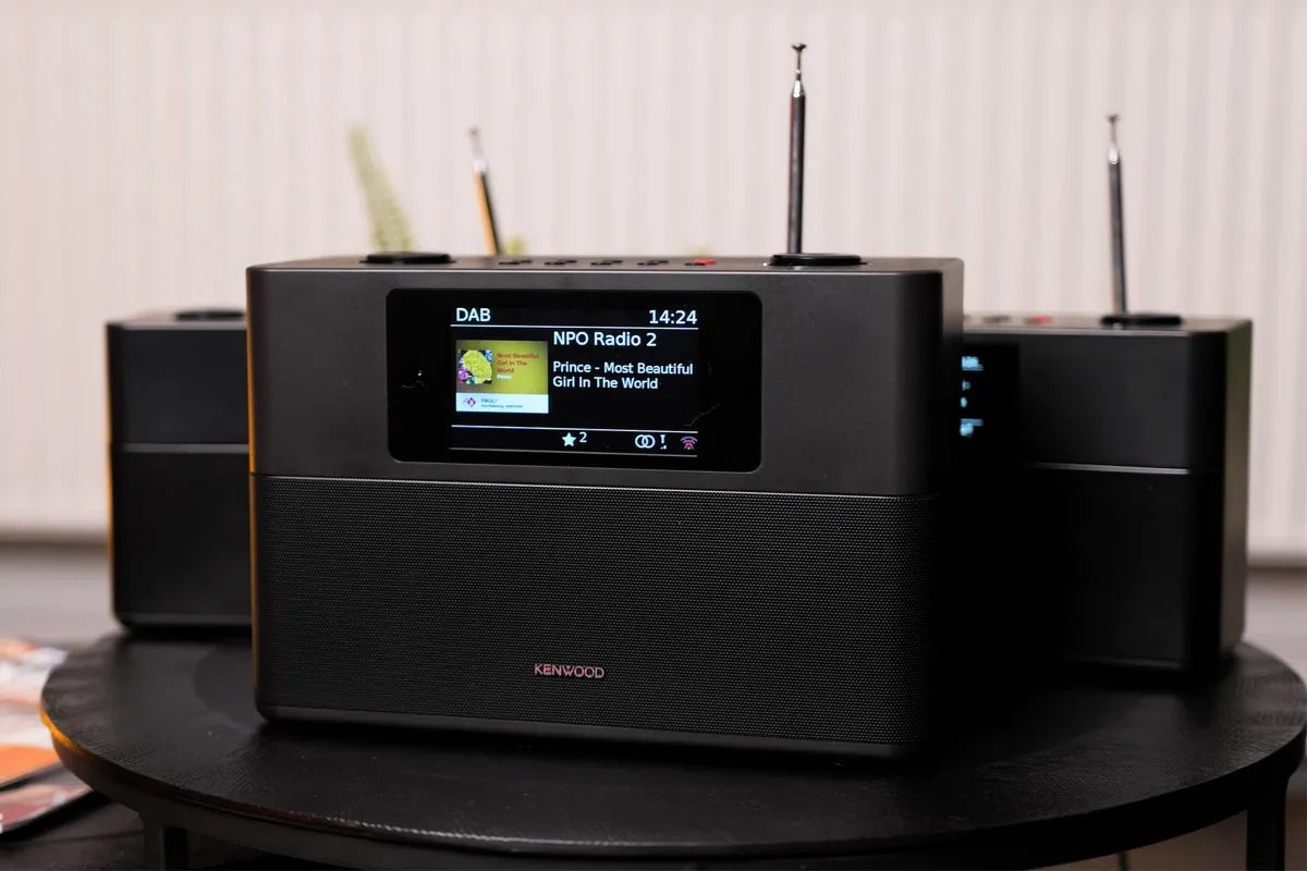 Kenwood CR-ST200S duidelijk op de voorgrond met twee kleinere Kenwood radio's achter zich.