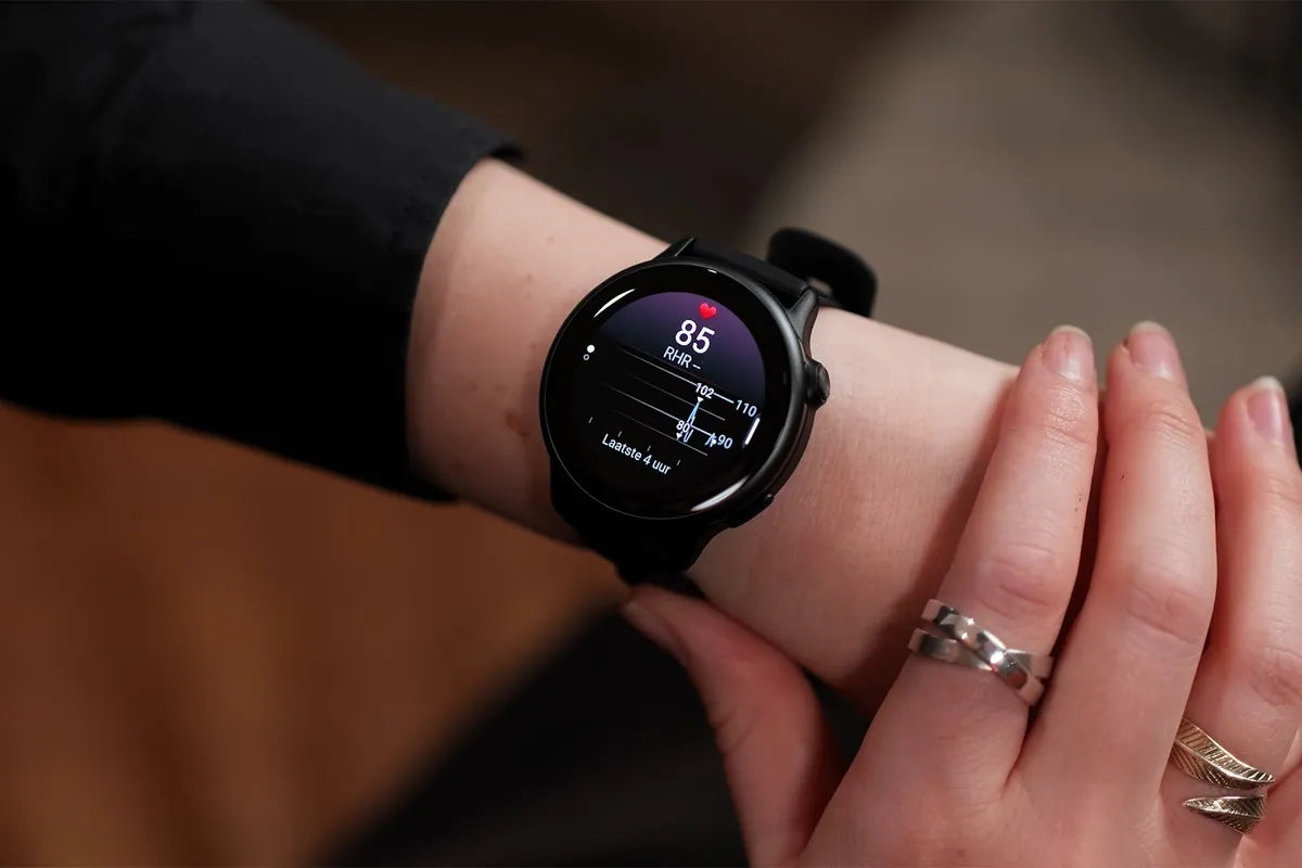 Garmin Vivoactive 6 smartwatch om de pols met een hartslagmeter die 85 BPM aangeeft