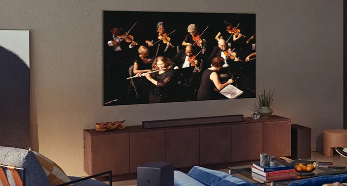Samsung televisie in de woonkamer met soundbar eronder