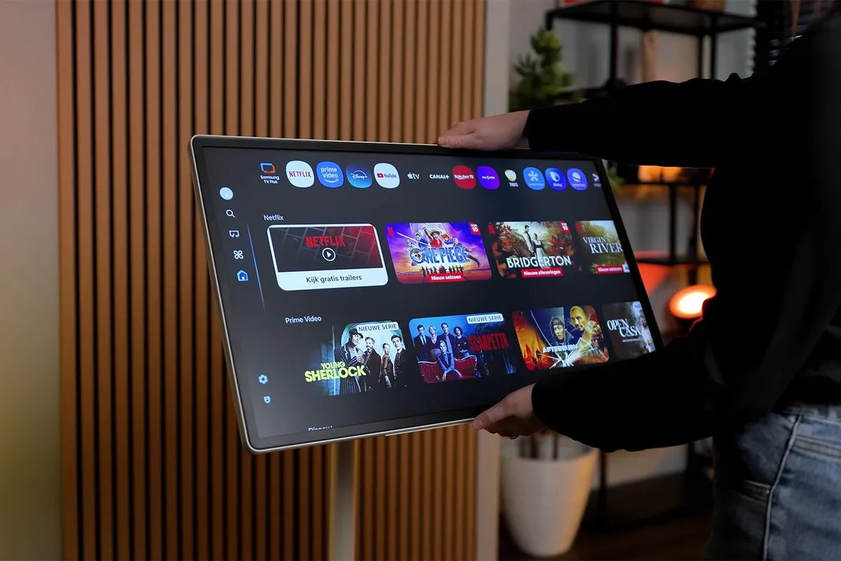 Persoon kantelt het scherm van de Samsung Movingstyle.