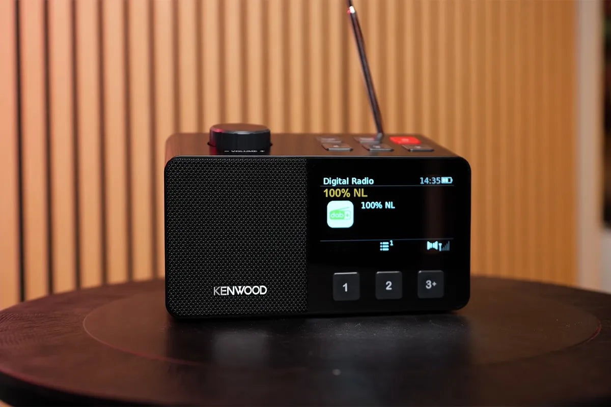 Kenwood CR-M70DAB op een zwart tafeltje
