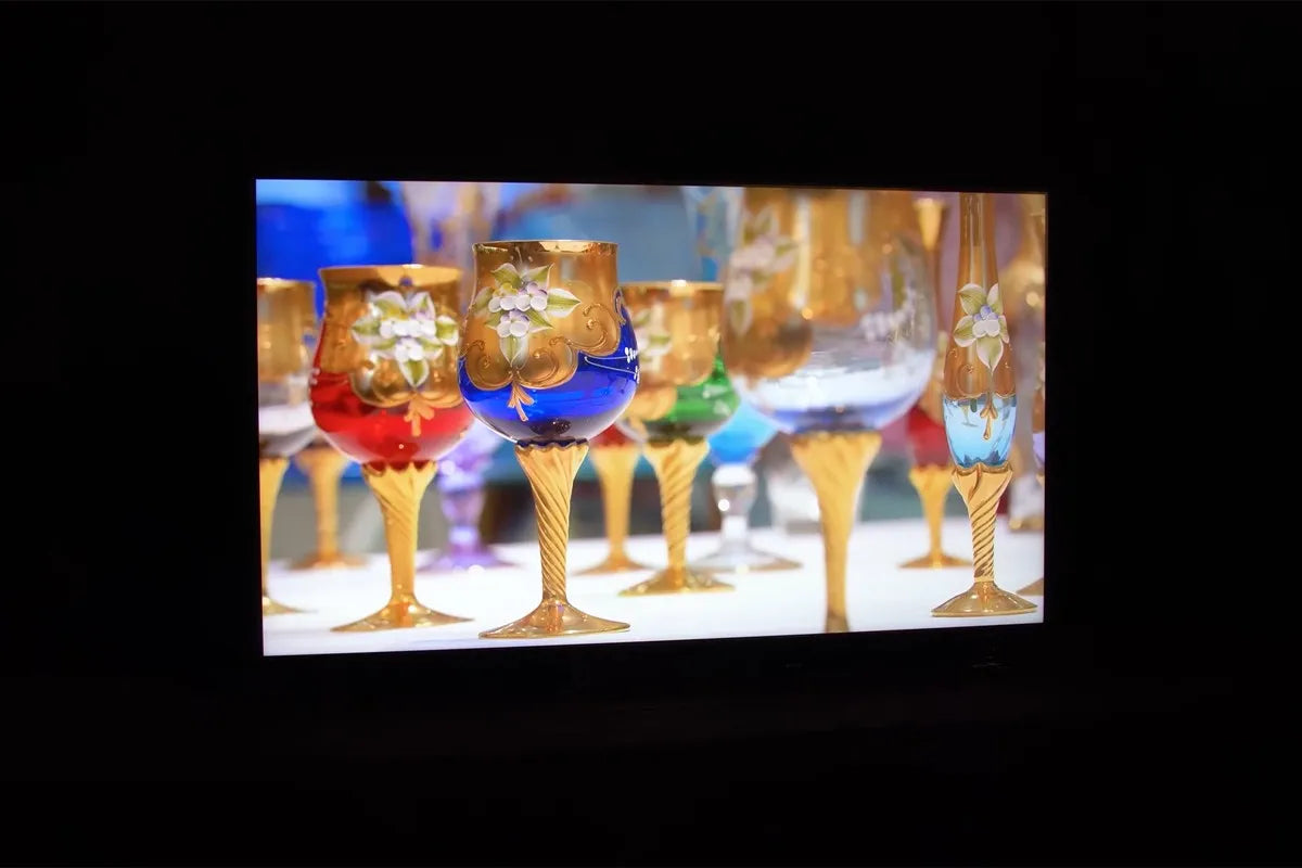 Sony Bravia-tv met duidelijke rode, groene en blauwe kleuren.