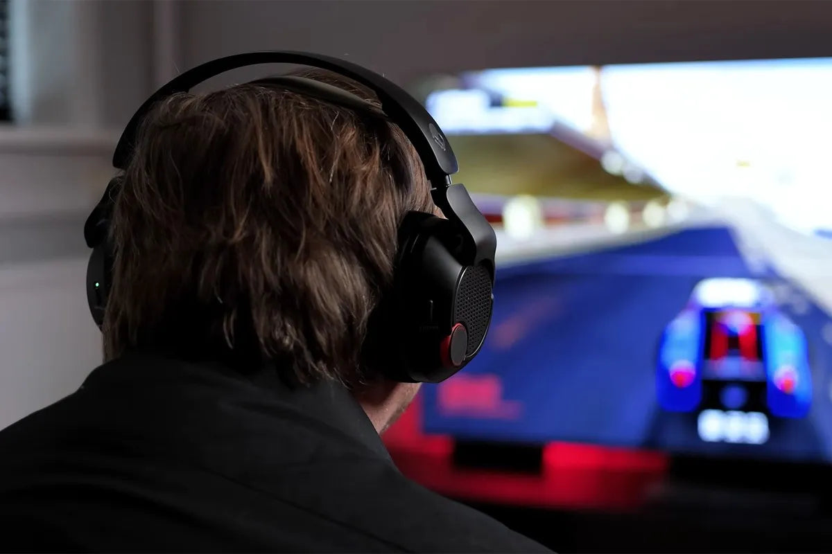 Persoon speelt een racespel met de Skullcandy Crusher PLYR 720 op zijn hoofd.