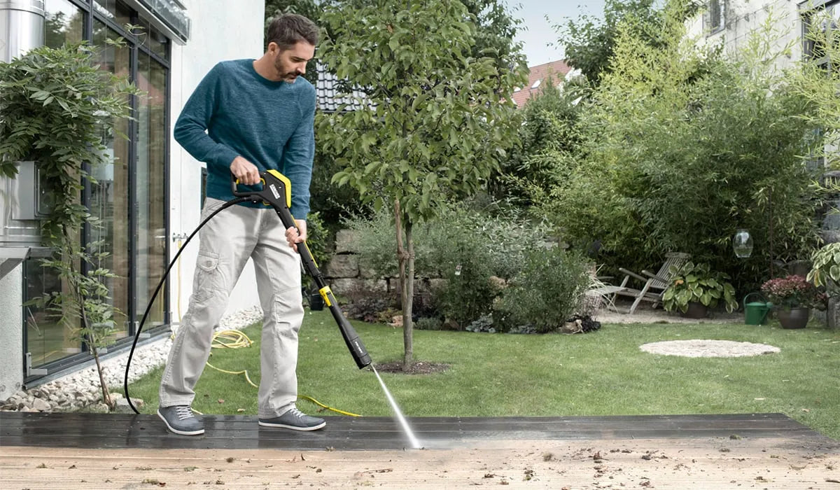 Terras schoonmaken met hogedrukreiniger