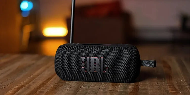 Close-up van de JBL Tuner 3 op een houten tafel