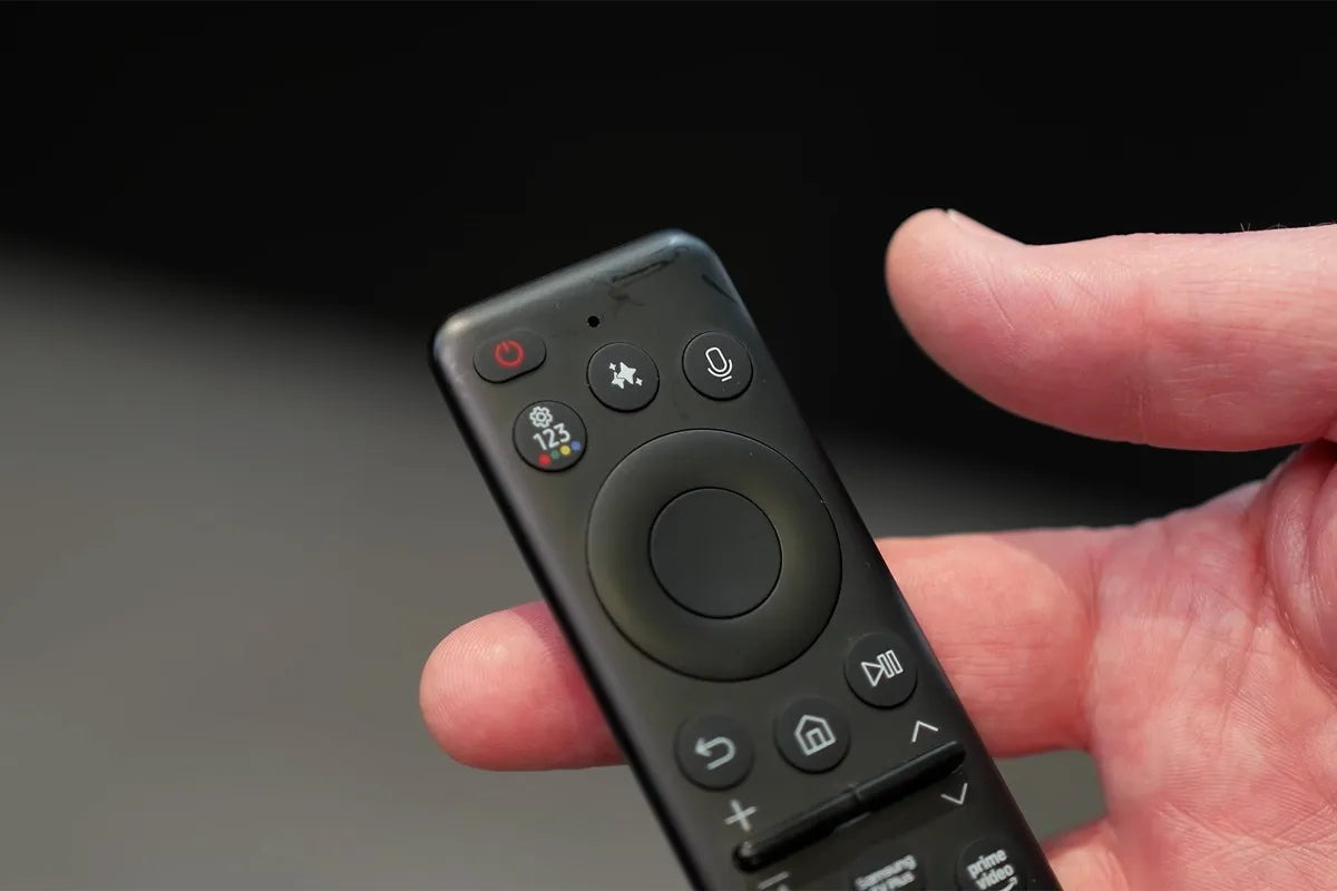 Close-up van de Samsung afstandsbediening waarbij de scherptefocus is gelegen op het knopje voor Vision AI.