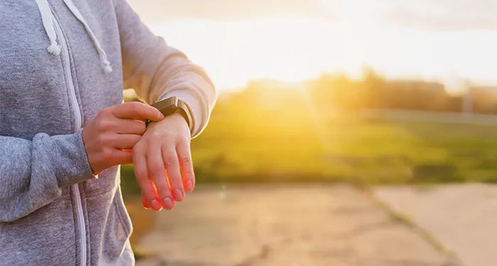 Hardlopen met smartwacht op zomerse dag