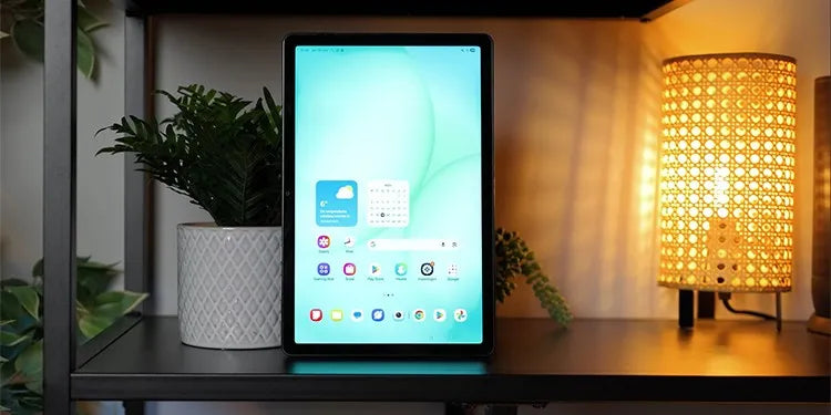 Samsung Galaxy Tab A11 Plus prominent aanwezig in een zwarte kast