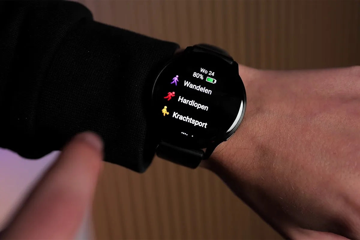 Garmin Venu 4 om de pols van een persoon waarbij enkele fitness functies te zien zijn zoals: 'wandelen', 'hardlopen' en 'krachtsport'.