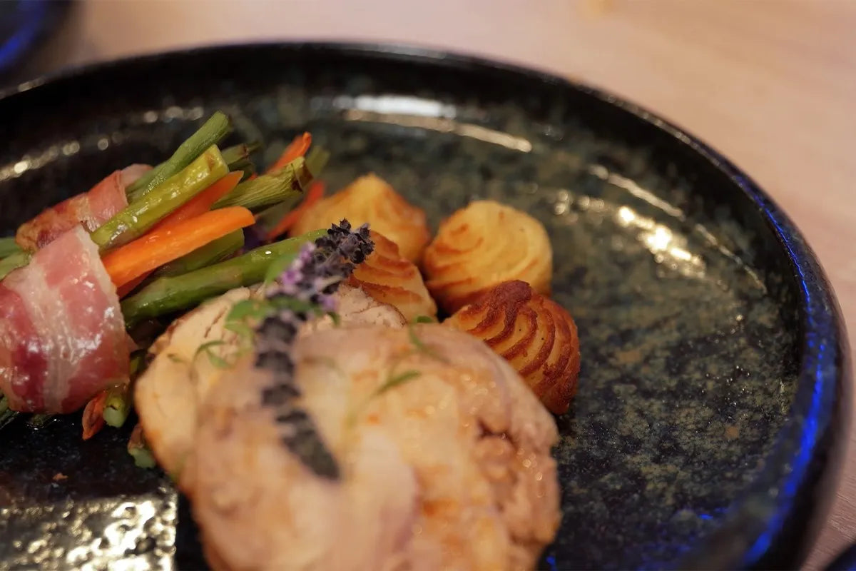 Kalkoenrollade uit de airfryer geserveerd op een bord