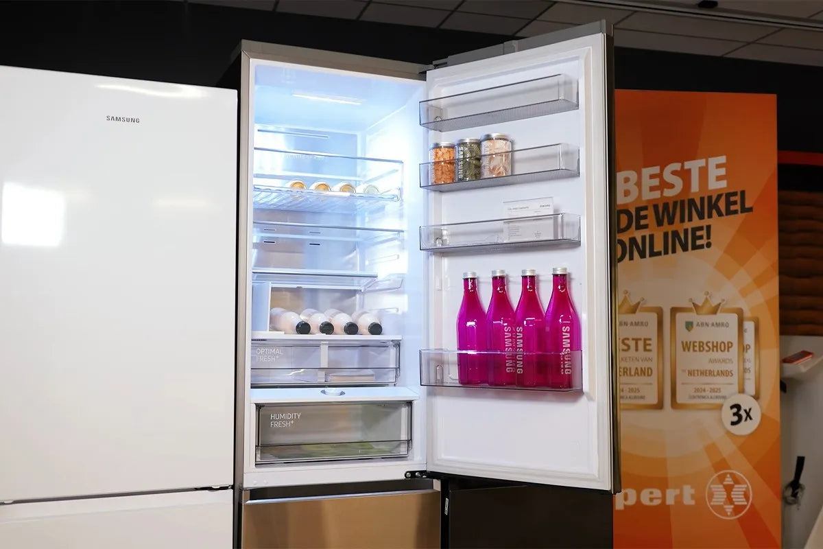 Samsung RB38-koelkast met open deur waarbij het koelvak zichtbaar is.