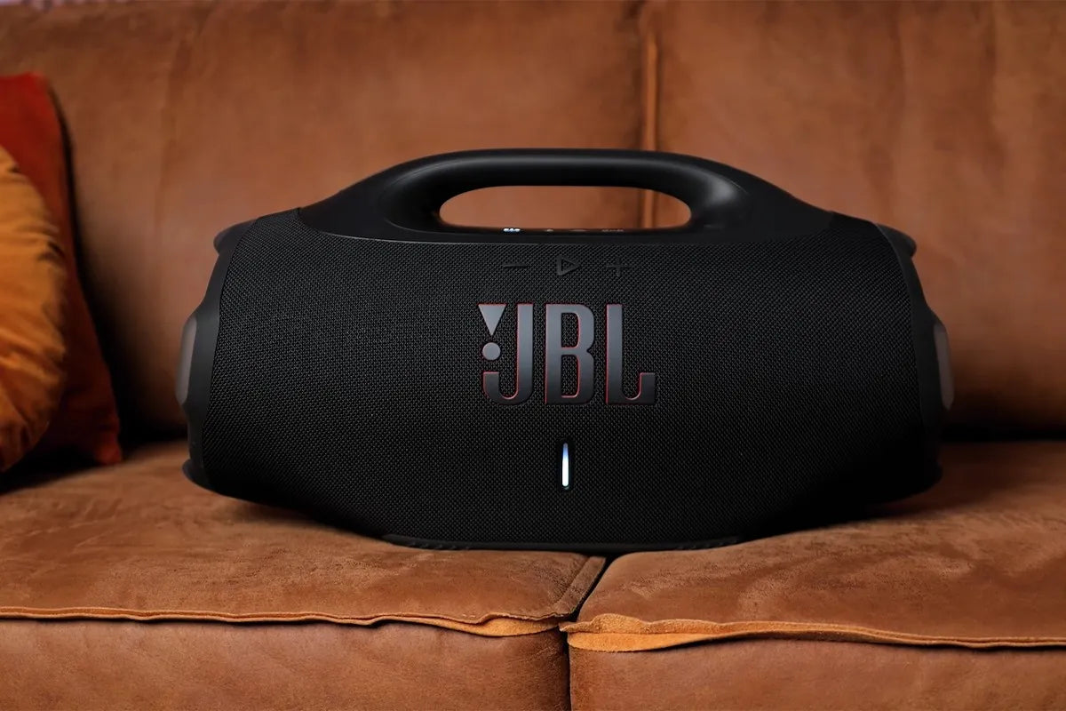 JBL Boombox 4 vooraanzicht rustend op een bruine bank