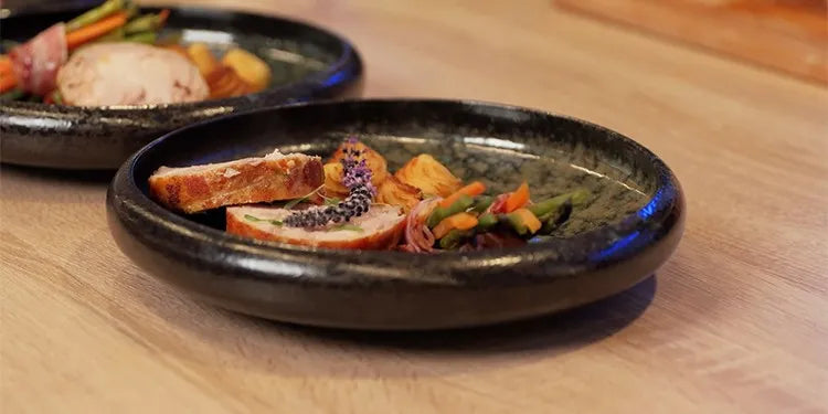 Close-up kalkoenrollade uit de airfryer op een bord