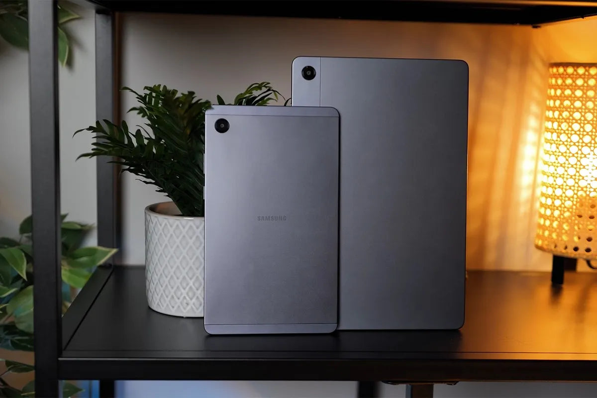 Samsung Galaxy Tab A11 en Galaxy Tab A11 Plus staan tegen elkaar aan in een zwarte kast. Het verschil in grootte is goed zichtbaar.