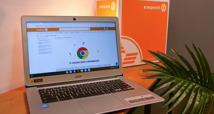 Openstaande Chromebook op tafel