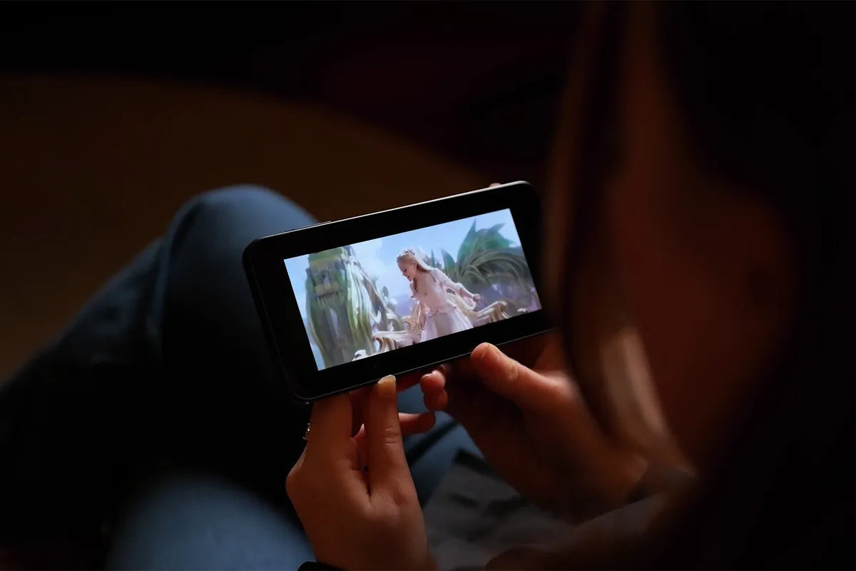 Een vrouw kijkt een film of serie de Samsung Galaxy A17 in liggende stand