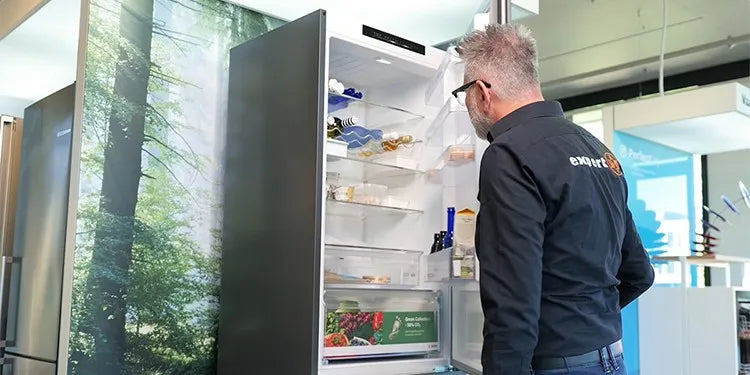 Interieur van koelkast met verse producten