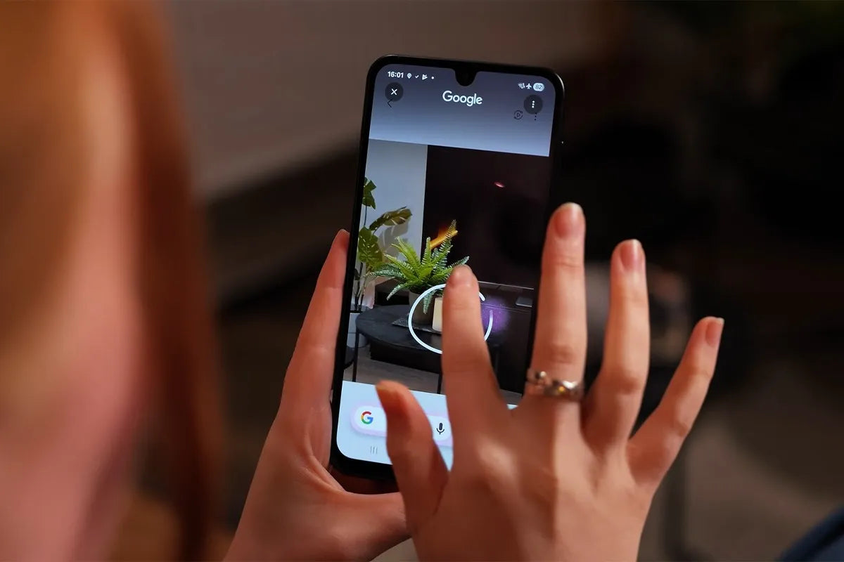 Vrouw gebruikt de Google Circle to Search op een Samsung Galaxy A17-smartphone